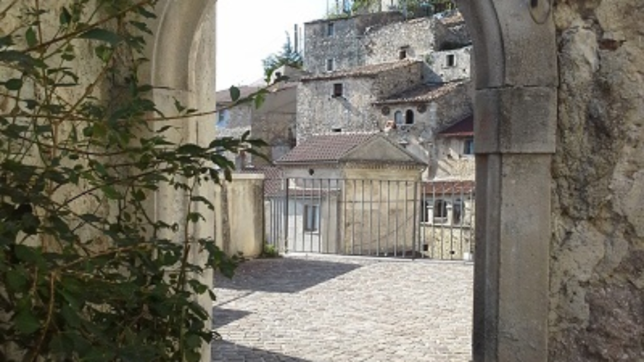Scorcio borgo antico Pesche (IS)