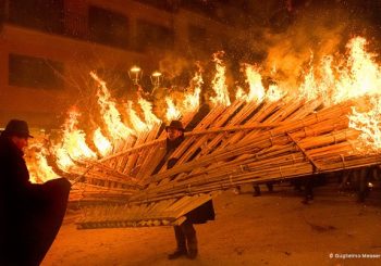 Spettacolo unico al mondo tra fiumi di fuoco, danze e spiritualità: ‘Ndocciata di Agnone, Patrimonio d’Italia per la Tradizione