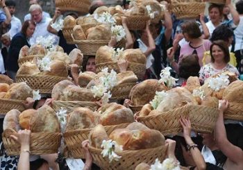Gildone, il paese in Molise dove gli abitanti in festa celebrano il pane e lo donano a tutti.